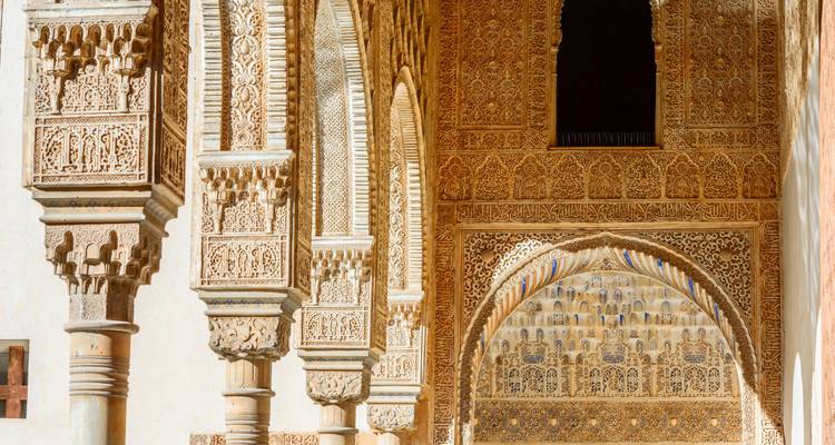 Los exquisitos arcos y columnas de estuco de los Palacios Nazaríes dentro de la Alhambra de Granada.