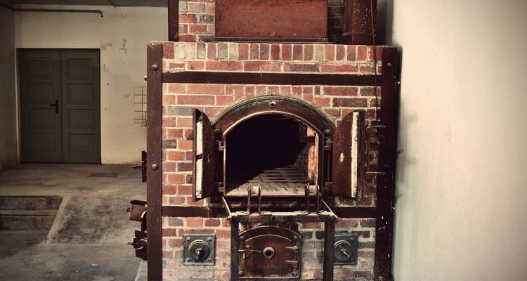 Interior del horno crematorio de ladrillo histórico en el sitio conmemorativo del Campo de Concentración de Dachau