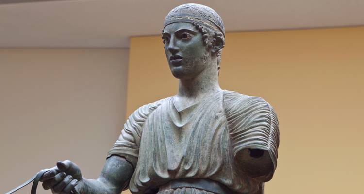 Bronzen Voerman van Delphi standbeeld tentoongesteld in het archeologisch museum.
