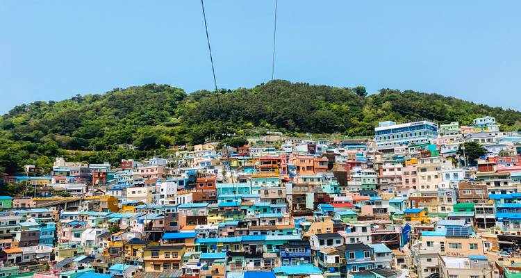 Les maisons colorées du versant de Gamcheon Culture Village créent une mosaïque vibrante sous des cieux dégagés.