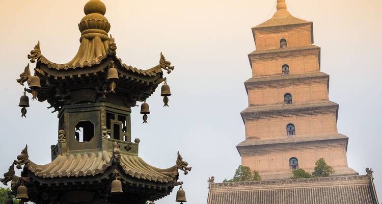 Blick auf die antike Ziegelpagode Big Wild Goose Pagoda, die sich gegen einen warmen Himmel abzeichnet.