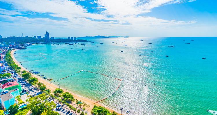 Vue aérienne éclatante de la baie turquoise de Pattaya avec des bateaux dispersés sur l'eau