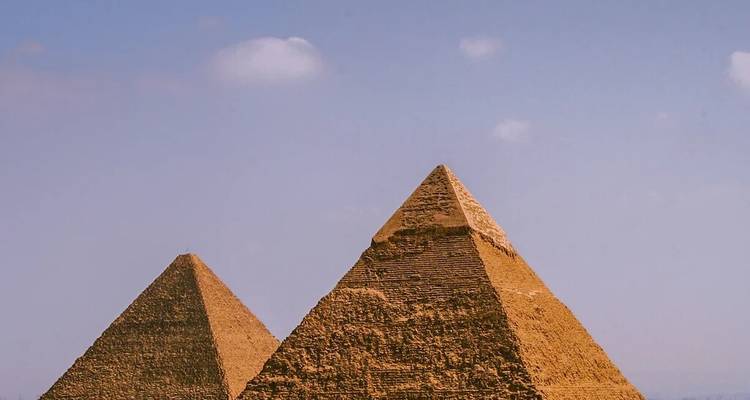 Twee piramides van Giza met een eenvoudige blauwe lucht op de achtergrond