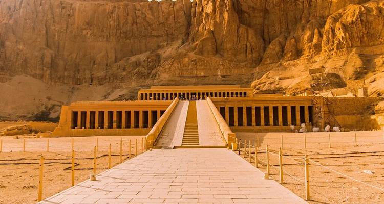 Enfoque frontal del Templo escalonado de Hatshepsut tallado en un acantilado en Deir el-Bahari.