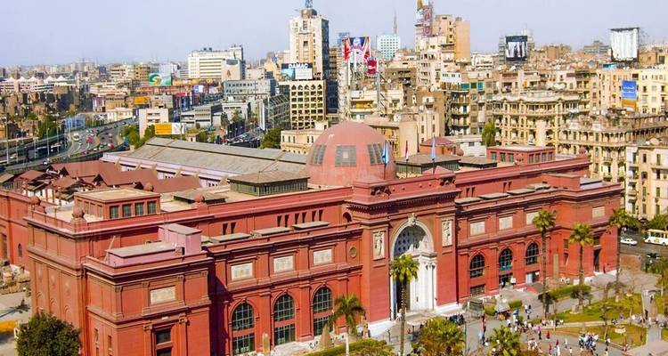 Luchtfoto van het historische Egyptisch Museum-gebouw omringd door het centrum van Caïro.
