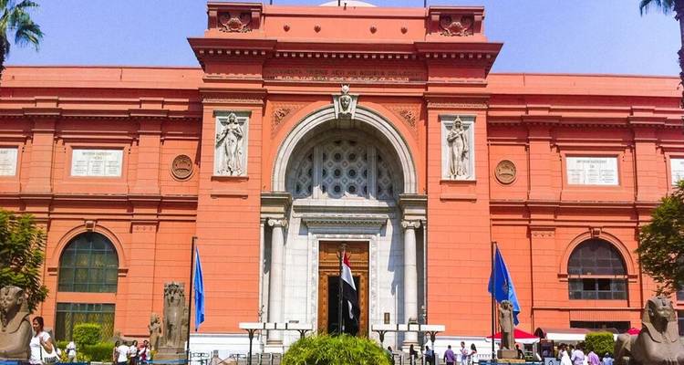 Voorkant van het Egyptisch Museum met bezoekers en een met vlaggen versierde ingang.