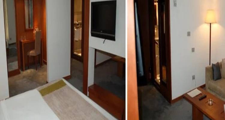 Zwak verlicht interieur van een hut met bed, tv en zithoek verdeeld over twee frames