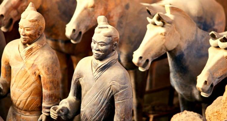 Nahaufnahme von Terrakotta-Krieger-Statuen und Pferden mit reichen erdigen Tönen
