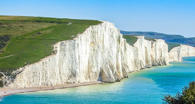 Dramatische Kreidefelsen stürzen an Englands Südküste ins türkisfarbene Meer