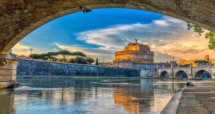 Castel Sant'Angelo, gerahmt unter einer Steinbrücke, die sich in der Tiber bei Sonnenuntergang spiegelt