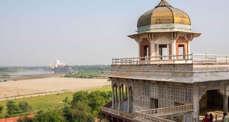 Vue depuis le balcon du Fort d'Agra vers le lointain Taj Mahal de l'autre côté du fleuve Yamuna