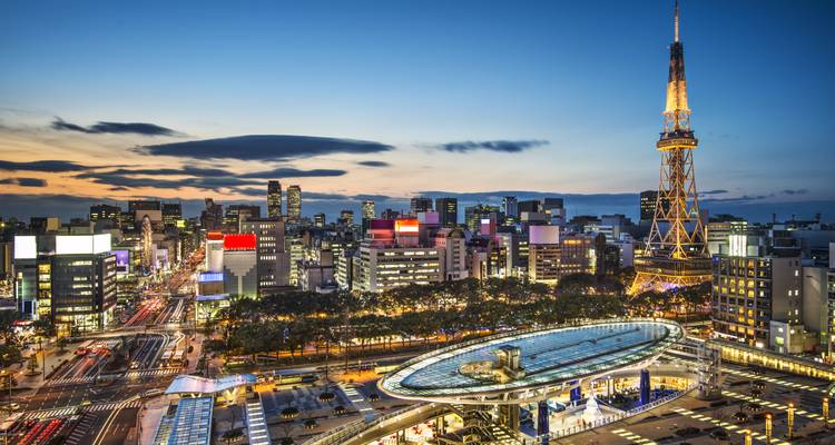 Vista nocturna del horizonte de Nagoya con la torre de televisión iluminada y la plaza moderna