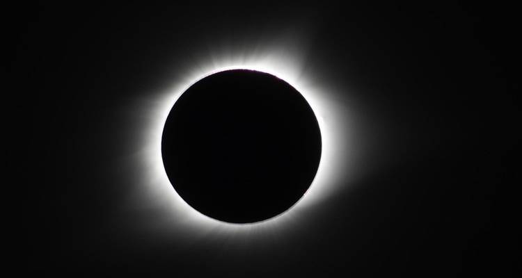 Image spectaculaire d'une éclipse solaire totale avec la couronne du soleil brillant autour de la lune.