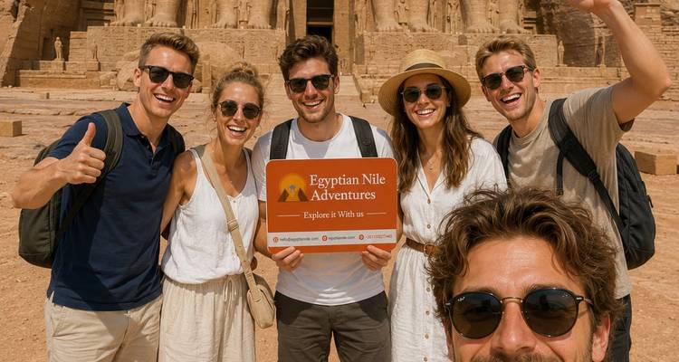 Des amis posent devant une toile de fond de temple égyptien en tenant un panneau d'aventure, l'un d'entre eux prenant un selfie au premier plan.