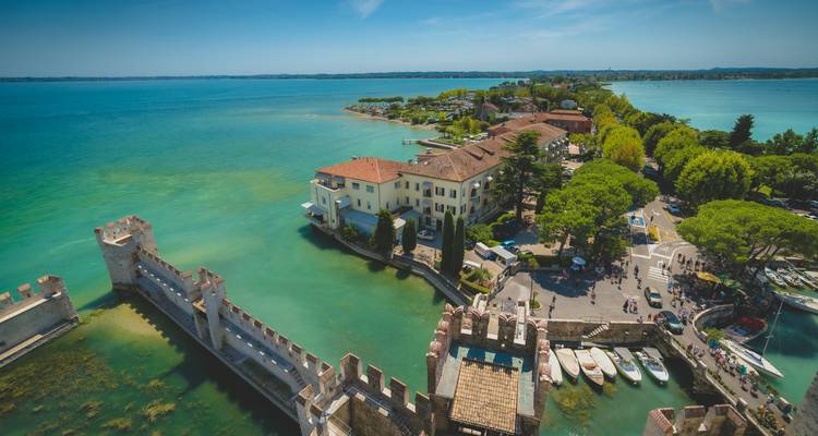 Spektakuläre Luftaufnahme der Halbinsel Sirmione, umgeben von den leuchtend grünen Gewässern des Gardasees