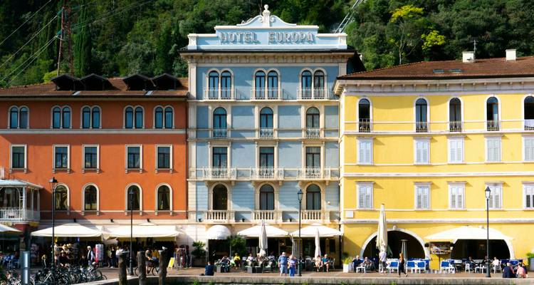 Lebendige Seefassaden des Hotel Europa und benachbarter Gebäude in Riva del Garda