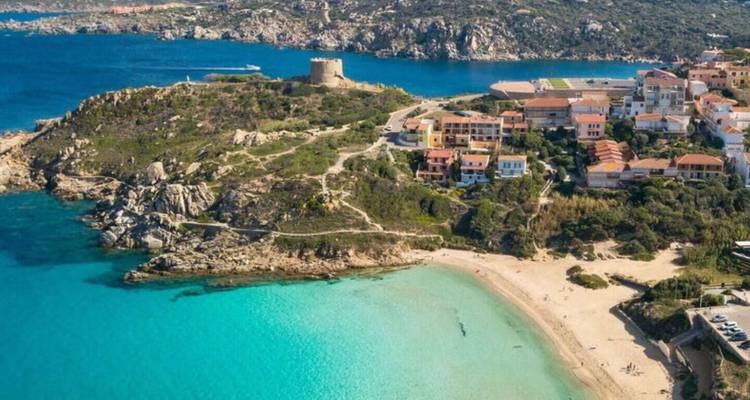 Vue aérienne de Santa Teresa Gallura avec sa tour côtière médiévale et sa baie turquoise