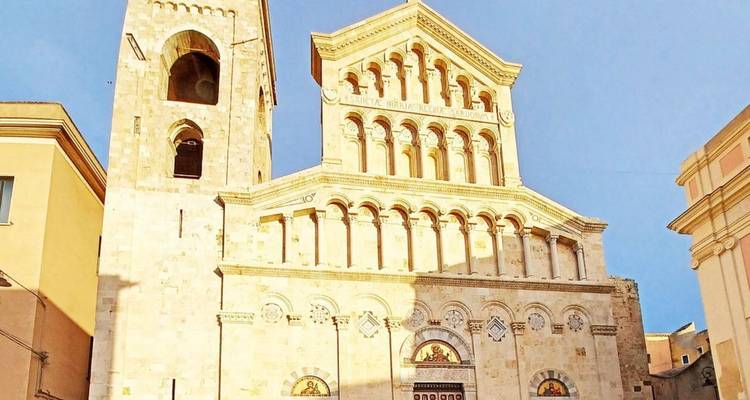 Façade romane ensoleillée de la cathédrale de Cagliari sur un ciel dégagé