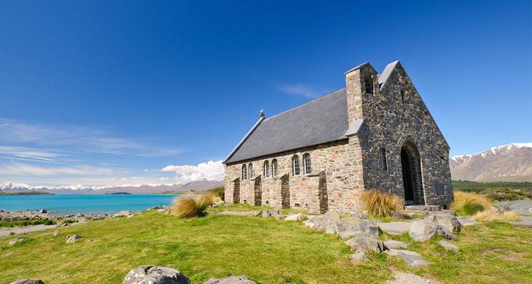 Église en pierre du Bon Pasteur à côté du lac turquoise Tekapo sous un ciel dégagé