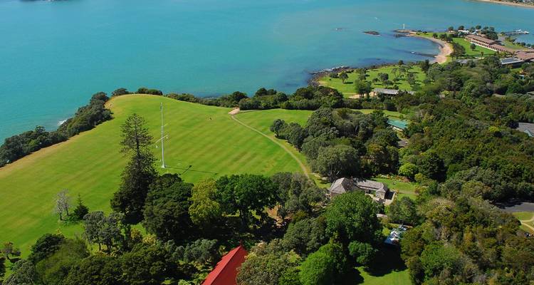 Luchtfoto van een weelderig groen schiereiland en uitgestrekte stranden in het turkooizen water van de Baai der Eilanden.