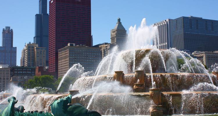 La Fuente Buckingham lanza potentes chorros de agua con los rascacielos del centro de Chicago de fondo.