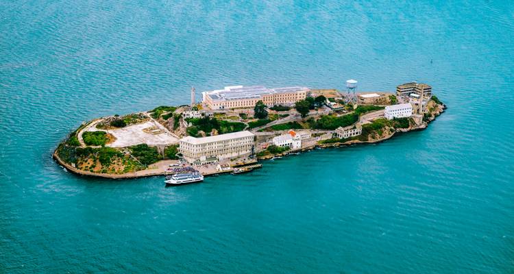 Perspective aérienne de la prison d'Alcatraz Island entourée par les eaux turquoises de la baie de San Francisco.