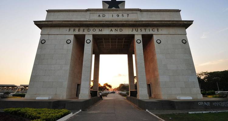 Portail monumental de la Porte de l'Étoile Noire portant l'inscription « Liberté et Justice » à l'heure dorée.