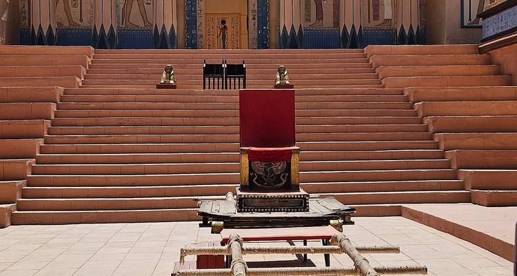 Trône rouge vide installé sur les marches d'un décor de film de style ancien aux Studios Atlas à Ouarzazate