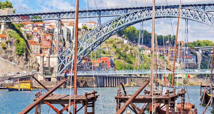 Herhaal – close-up stalen boog Dom Luís I Brug met Porto heuvels