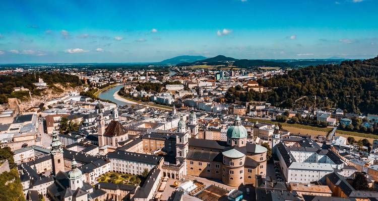 Panorama aéreo de gran altura del casco antiguo barroco, el río y las colinas verdes circundantes en un día despejado.