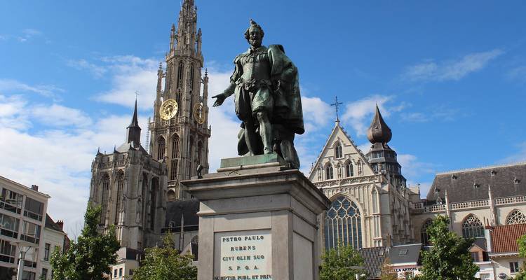 Statue de Rubens à la Groenplaats d'Anvers avec la Cathédrale Notre-Dame s'élevant en arrière-plan