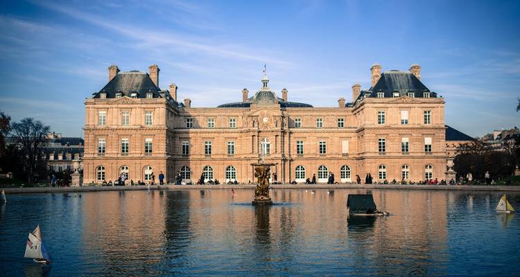 Le Palais du Luxembourg élégant se reflétant dans les eaux calmes de son bassin octogonal