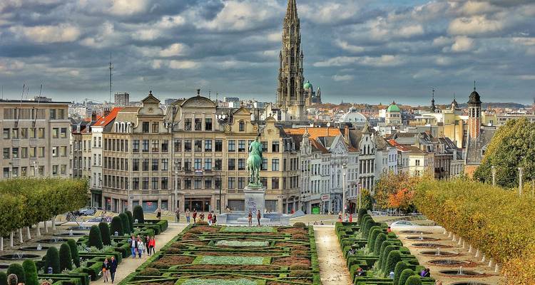 Vue panoramique depuis le Mont des Arts à Bruxelles avec la flèche de l'Hôtel de Ville à l'horizon