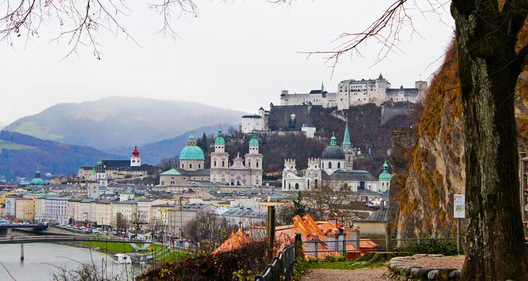 Vista panorámica del casco antiguo de Salzburgo con la Fortaleza de Hohensalzburg en lo alto de una colina.