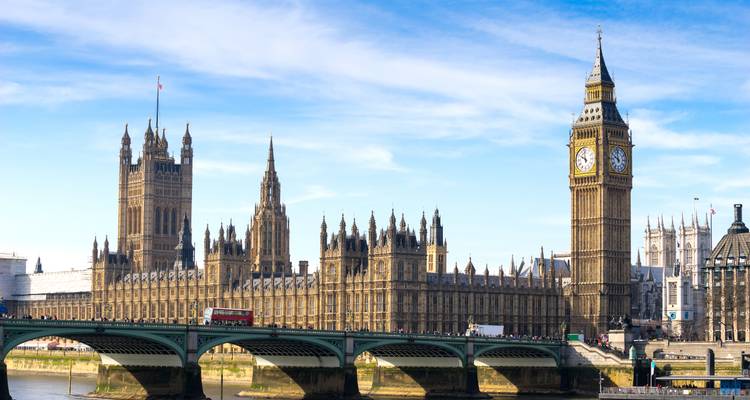 Panorama diurno del Puente de Westminster con las Casas del Parlamento y Big Ben bajo un cielo despejado.