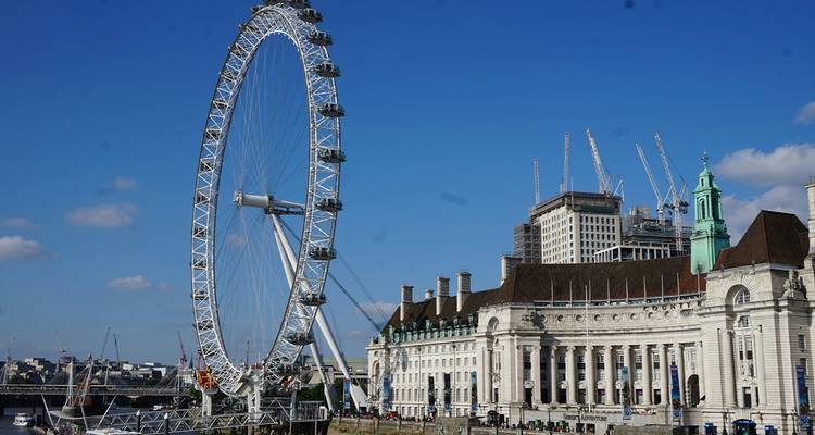 La London Eye et le County Hall devant un ciel bleu avec quelques poussières sur l'objectif.