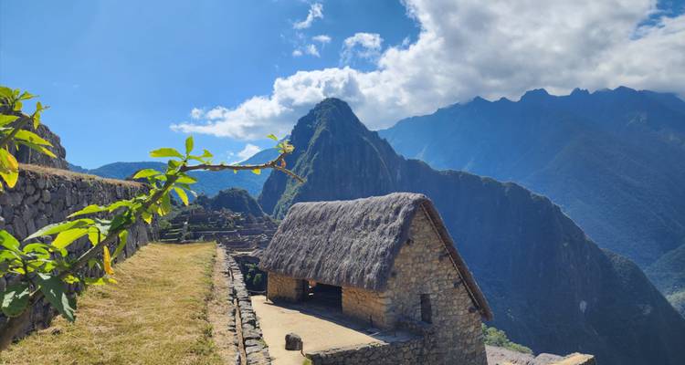 Stenen hut met rieten dak op Inca-terrassen met uitzicht op indrukwekkende Andese pieken in Machu Picchu.