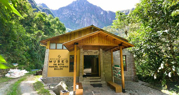 Ingang van het Manuel Chavez Ballón Site Museum omgeven door jungle en bergen in de buurt van Machu Picchu.