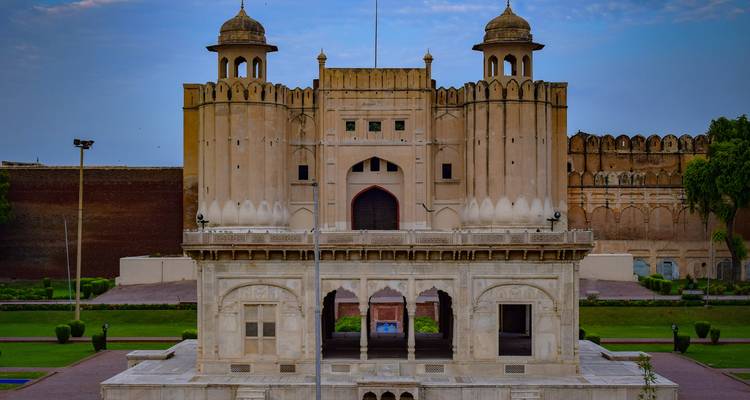 Le Fort de Lahore imposant de l'époque moghole avec des tours dômes jumelles et un pavillon en marbre à l'avant.