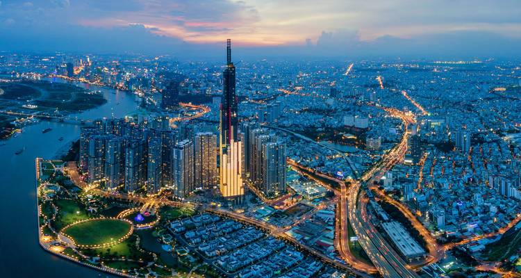 Vista aérea del atardecer del horizonte de la Ciudad de Ho Chi Minh dominada por Landmark 81 y el sinuoso río Saigón