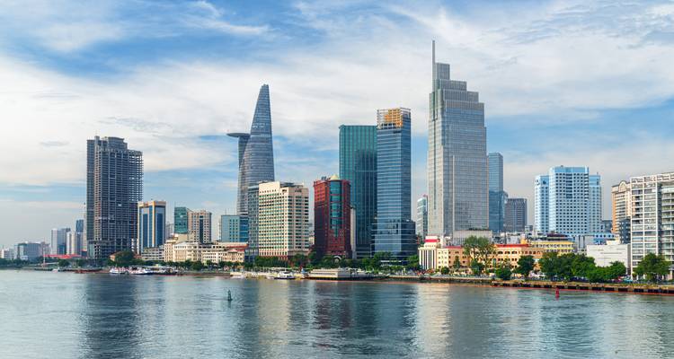Moderne Skyline von Ho-Chi-Minh-Stadt, die sich an einem hellen Tag im Saigon-Fluss spiegelt.