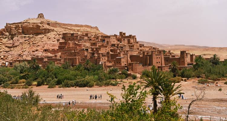 Kasbah de barro UNESCO de Ait Benhaddou posado sobre un río y palmares