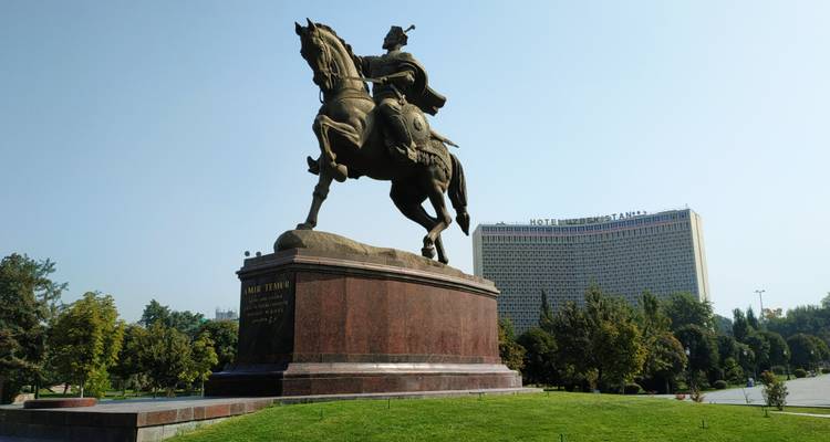 Estatua ecuestre del Amir Timur frente a un hotel moderno en Tashkent en una mañana despejada