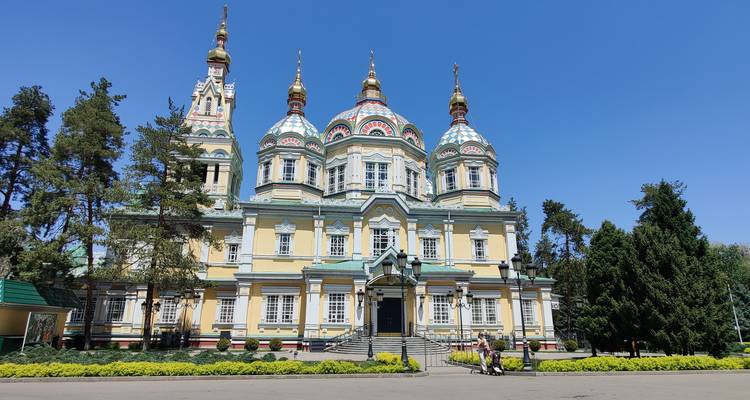 Catedral de la Ascensión Ortodoxa Rusa pintada con colores vibrantes en Almaty enmarcada por el cielo azul