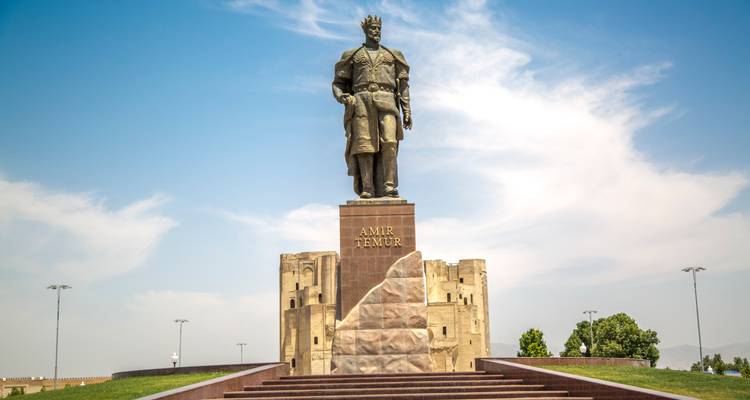 La gran estatua de Amir Timur se alza frente a los muros de la fortaleza histórica.
