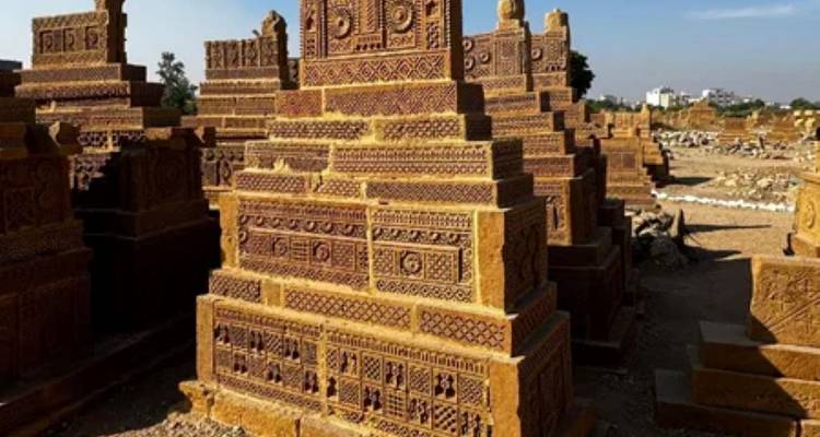 Uitbundig gesneden zandsteen graven in de oude Chaukhandi-necropolis.
