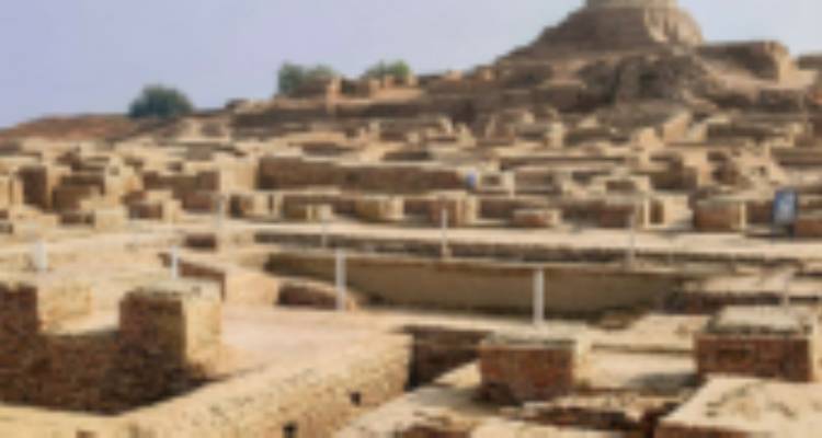 Wazig beeld van uitgebreide oude bakstenen ruïnes die lijken op Mohenjo-Daro.