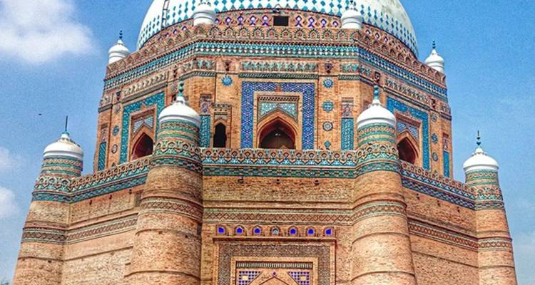 Indrukwekkend blauwtegelmausoleum van Shah Rukn-e-Alam onder een heldere hemel.