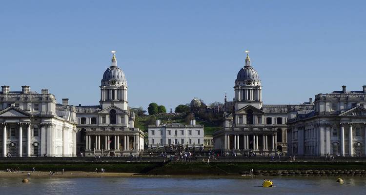 Klassische Kuppeln und Säulenhallen des Old Royal Naval College in Greenwich, vom anderen Ufer der Themse aus betrachtet.