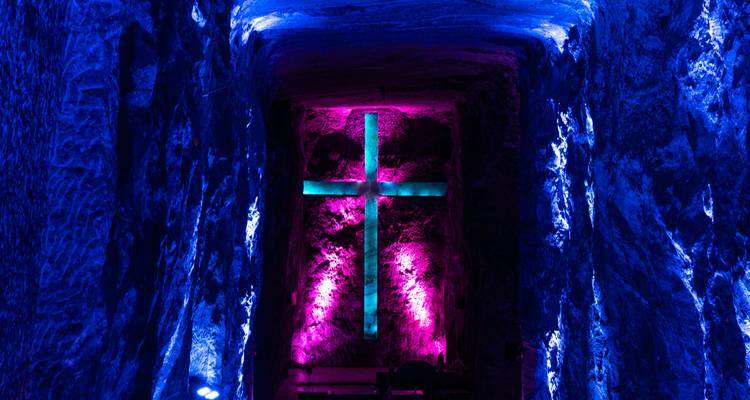 Croix néon illuminée brillant en violet et bleu à l'intérieur de la Cathédrale de Sel de Zipaquirá.